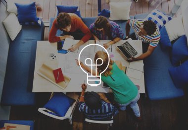 bir grup insan ofiste beyin fırtınası