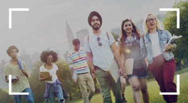 neşeli öğrenciler College Park'ta yürüyordunuz