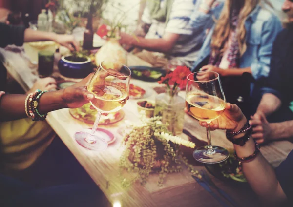 Cheerful friends hanging out on the beach party — Stock Photo, Image