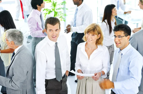 Les gens d'affaires travaillant dans le bureau — Photo