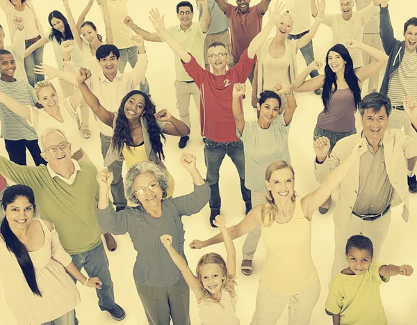 Groupe de personnes de la diversité célébrant le succès — Photo