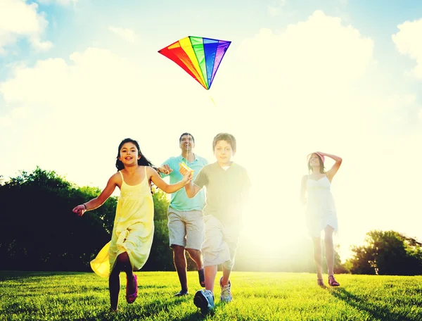 Familia jugando cometa al aire libre — Foto de Stock