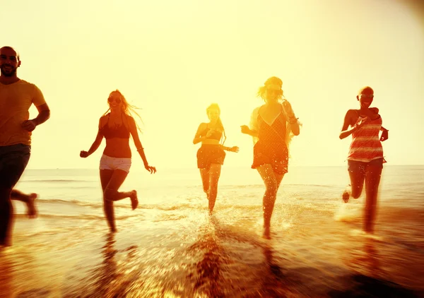 Gelukkig vrienden hebben plezier op het strand — Stockfoto