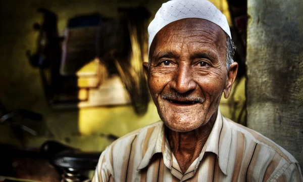 Indiano anziano uomo sorridente — Foto Stock