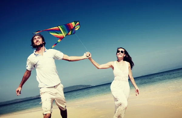 Couple at Beach with Kite Concept — Stock Photo, Image