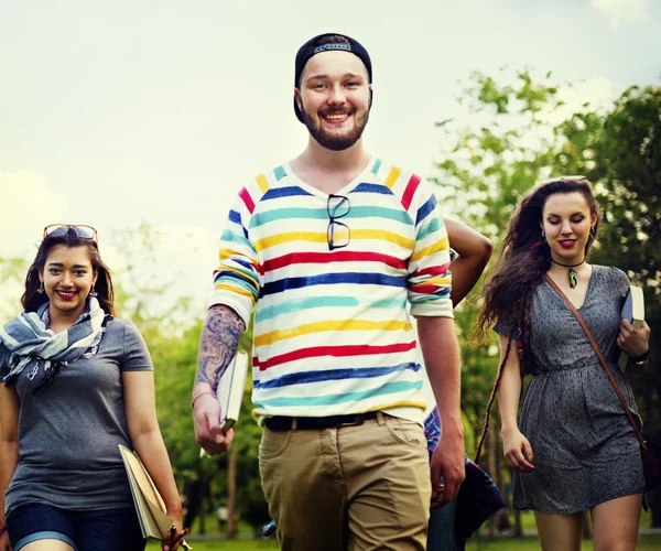 Students walking in college park — Stock Photo, Image