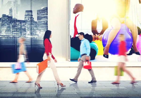Diversiteit groep mensen wandelen — Stockfoto