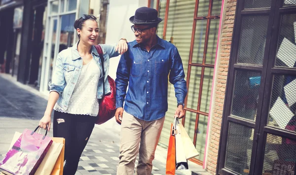 Couple Shopping Outdoors — Stock Photo, Image