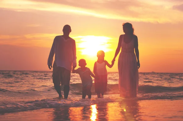 Famiglia che cammina al concetto della spiaggia — Foto Stock