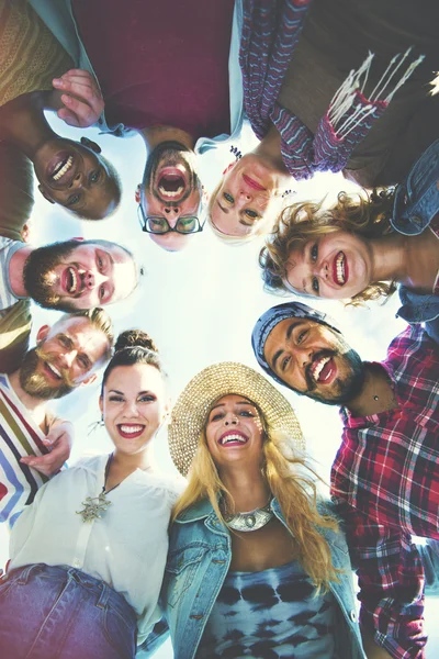 Amigos Huddle Junte-se à festa de férias — Fotografia de Stock