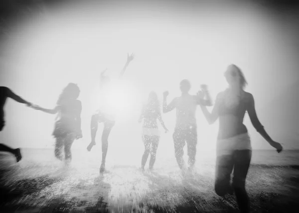 Glückliche Freunde, die Spaß am Strand haben — Stockfoto