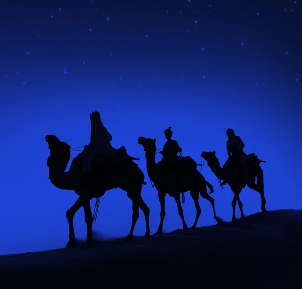 Los hombres montando camellos a través del desierto — Foto de Stock