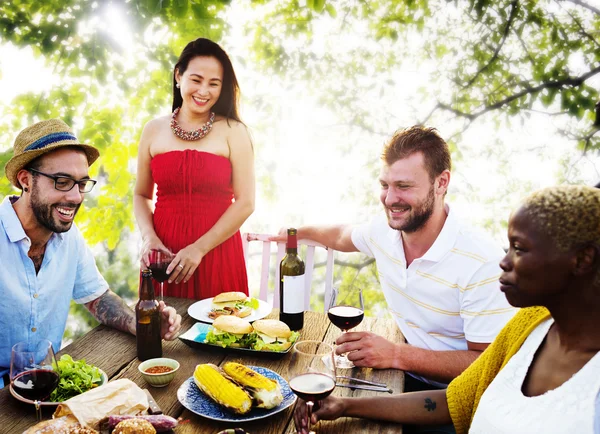 Amigos pasando el rato en la fiesta al aire libre — Foto de Stock