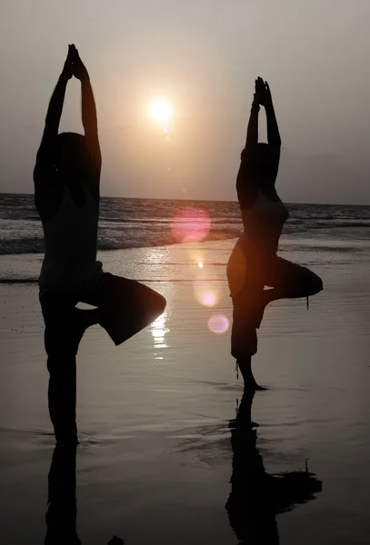 Persone che fanno esercizio di yoga — Foto Stock