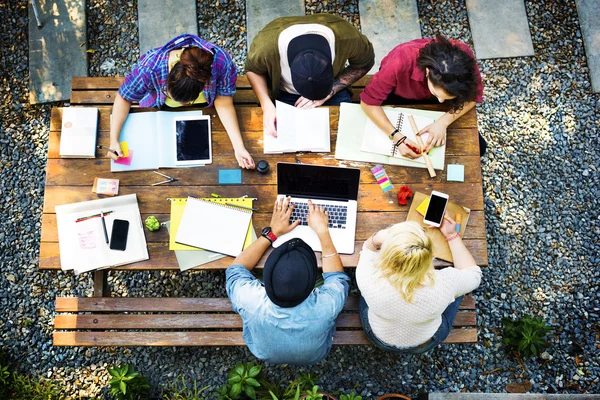 Studenter brainstorming på utomhus möte — Stockfoto