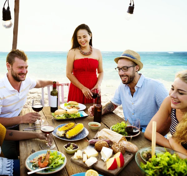 Vrienden opknoping Out op Beach Party — Stockfoto