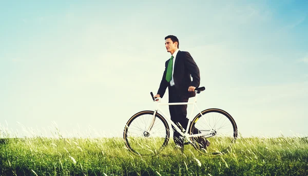 Empresário de terno com bicicleta — Fotografia de Stock