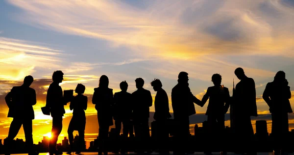 Business mensen silhouetten op zonsondergang — Stockfoto