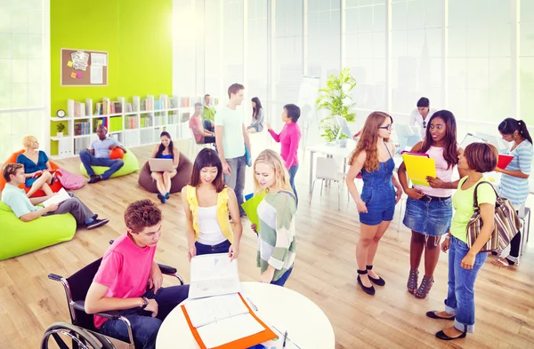 Studenti universitari che parlano in Classrom — Foto Stock