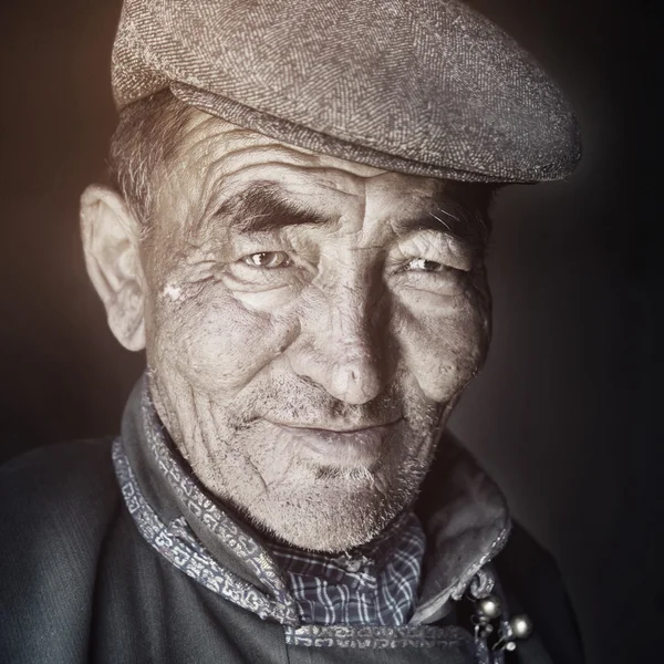 Монгольский мужчина в традиционной одежде — стоковое фото