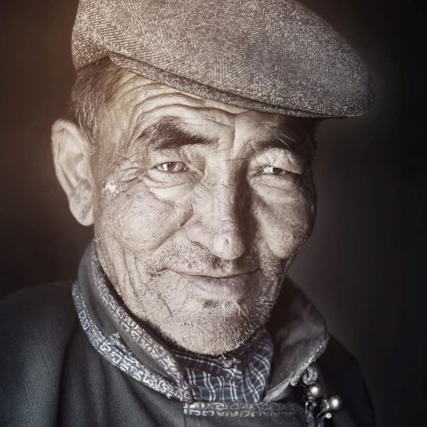 Mongol homem em vestido tradicional — Fotografia de Stock