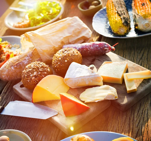 Heerlijke maaltijd op tafel — Stockfoto