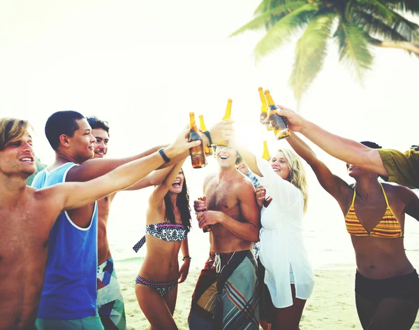 Przyjaciele na Beach Party napoje koncepcja — Zdjęcie stockowe