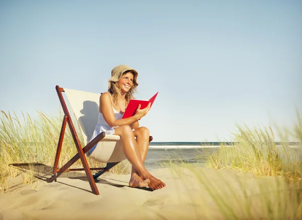 Mulher leitura livro conceito — Fotografia de Stock