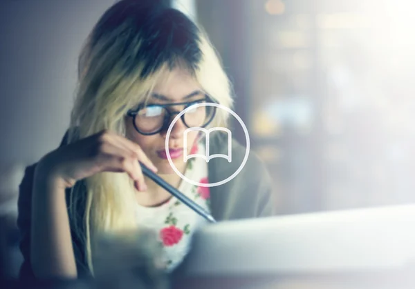 Mujer trabajando en la computadora — Foto de Stock