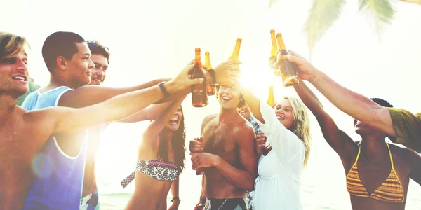 Amigos no Conceito de Bebidas de Festa na Praia — Fotografia de Stock