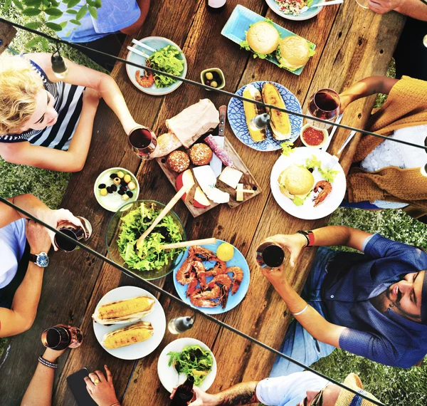 Amigos pasando el rato en la fiesta al aire libre — Foto de Stock