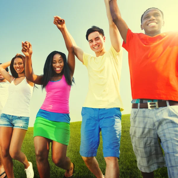 Adolescentes multiétnicos sosteniendo las manos — Foto de Stock