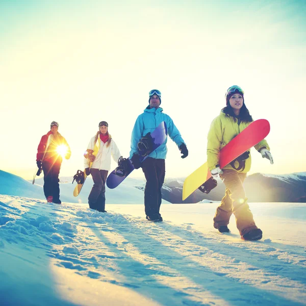 Pessoas com snowboards em Montanhas — Fotografia de Stock