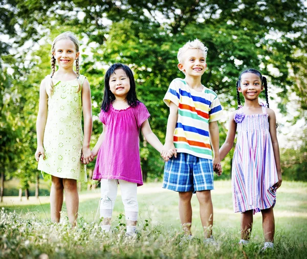 Gyermekek barátság összetartozás koncepció — Stock Fotó