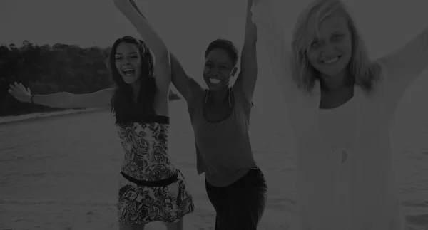 Vrouwen op het strand, meisjes macht Concept — Stockfoto