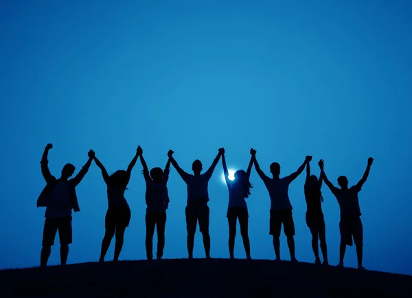 Celebración del grupo de personas en la puesta del sol — Foto de Stock