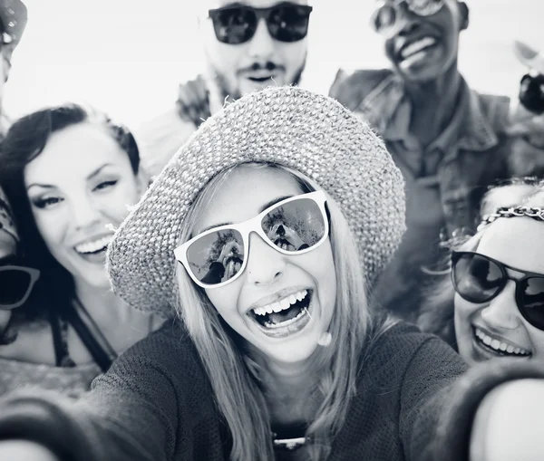 Amigos felices son fotografiados en la playa — Foto de Stock