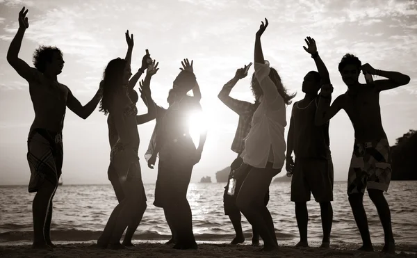 Gente celebrando en Beach Party Concept —  Fotos de Stock