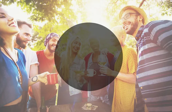 Cheerful friends hanging out at outdoors party — Stock Photo, Image