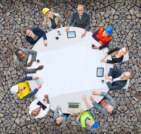 Arquitectos e ingenieros en reunión —  Fotos de Stock