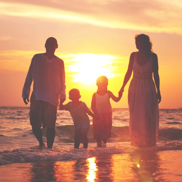 Familjen promenader på stranden Concept — Stockfoto
