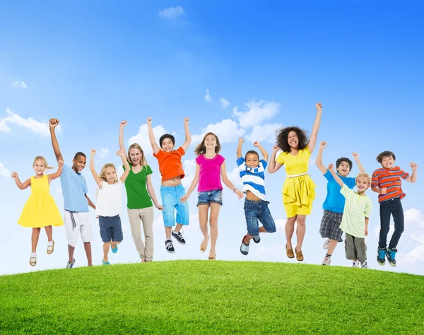 Niños saltando al aire libre — Foto de Stock