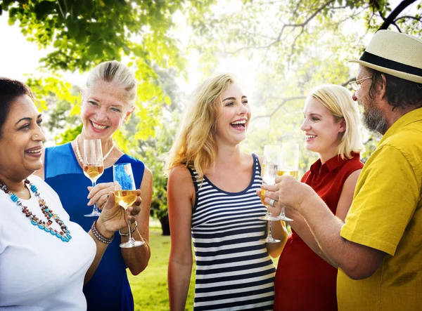 Vrienden opknoping Out op buiten partij — Stockfoto