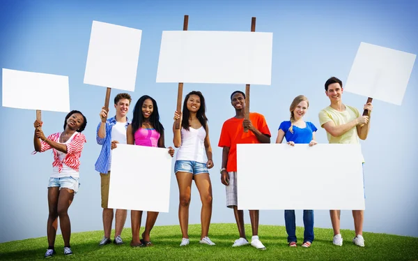 Gruppo di amici con Placards Concept — Foto Stock