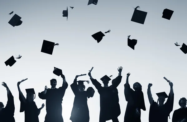 Studenter att fira examen, utbildning koncept — Stockfoto