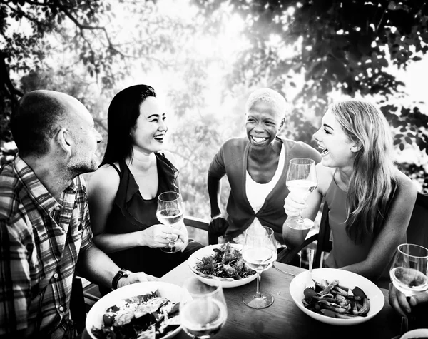 Amis traînant à la fête en plein air — Photo