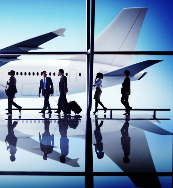Geschäftsleute, die im Flughafen reisen — Stockfoto