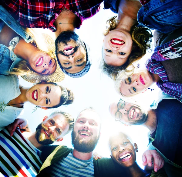 Amigos Huddle Únete a la fiesta de vacaciones —  Fotos de Stock