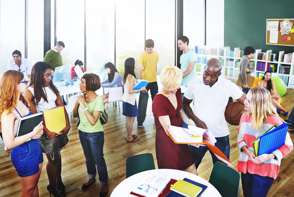 Студенты колледжа разговаривают в Classrom
