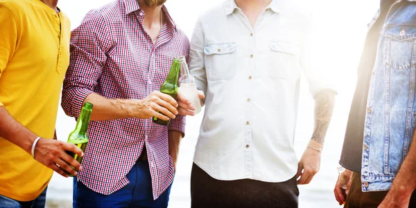 Amis traînant sur la fête de la plage — Photo